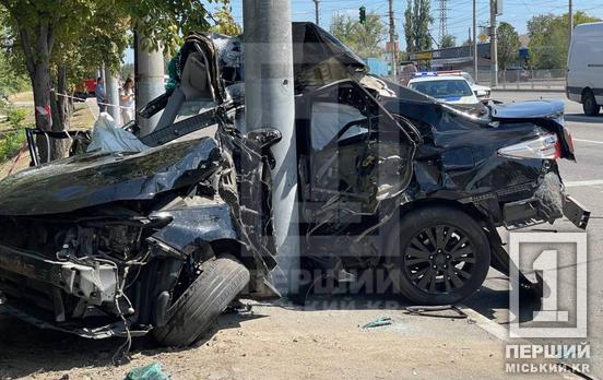 Авто «намотало» на стовп разом із водієм: у жахливій автотрощі на Дніпровському шосе загинув 22-річний юнак