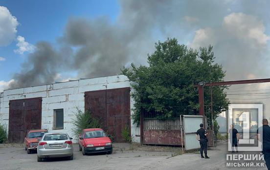 Полум’я вище за будівлю та густий дим: пожежа у Покровському районі забрала життя трьох людей