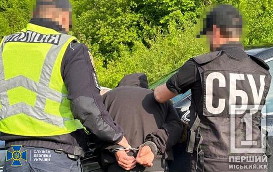 Тягнув на мирну територію трофейну зброю заради особистої фінансової вигоди: СБУ затримала на Дніпропетровщині правоохоронця