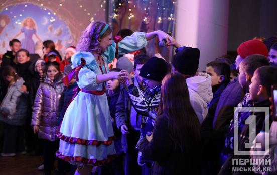 Забота и праздник несмотря ни на что: в Кривом Роге продолжается выдача подарков и марафон рождественских и новогодних мероприятий для детей Защитников и Защитниц, а также тех, кому особенно нужны тепло и внимание