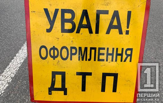 Три заблоковані смуги й затор: на Дніпровському шосе ДТП з фурою і тролейбусом