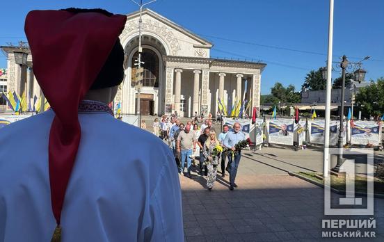 У Кривому Розі напередодні Дня Конституції поклали квіти до пам’ятника Шевченку