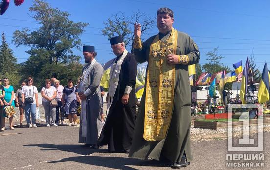 Соняшник – мовчазний свідок трагедії: у Кривому Розі провели панахиду з нагоди Дня пам’яті загиблих захисників України