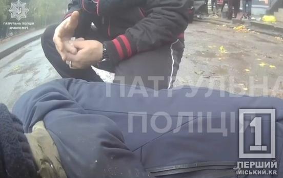 Впав і травмував обличчя: у Покровському районі Кривого Рогу патрульні та містяни допомогли чоловікові, якому стало зле
