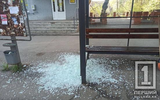 Атаки вандалів не припиняються: у Кривому Розі розтрощили зупинку