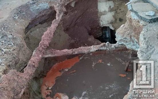 На перекрестке Владимира Бызова и Базавлуцкой провалился асфальт: коммунальщики ликвидируют последствия