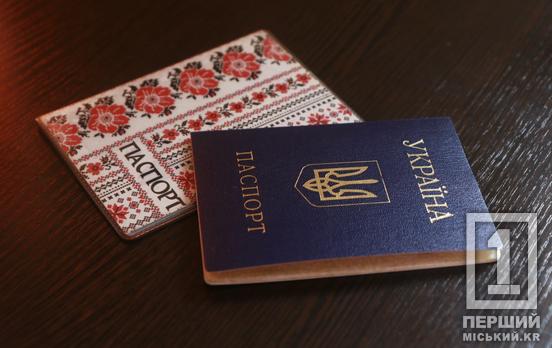 Паспорт без «двомовності»: Верховна Рада оновила правила оформлення головних докуметів українців
