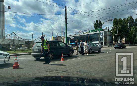 Спричинив ДТП та зник з місця події: на «п’ятаці» через необережну їзду Skoda зіткнулися Audi та Ford