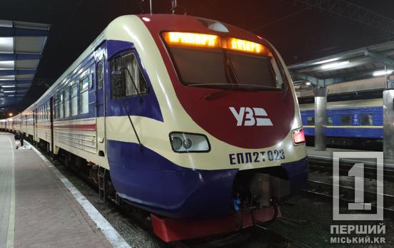 Увага пасажирам: на Дніпропетровщині через обстріли змінюють маршрути поїздів