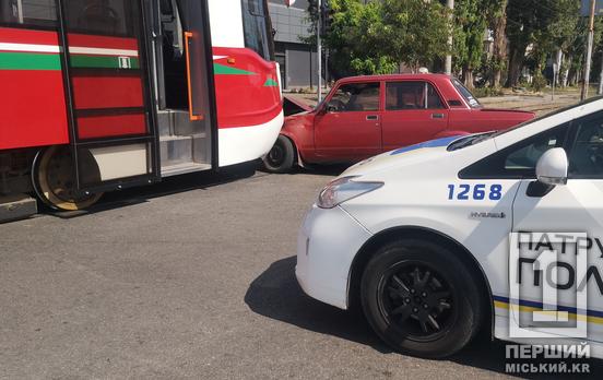 Поблизу вокзалу Кривий Ріг-Головний зіштовхнулися мордами  «Жигулі» й трамвай