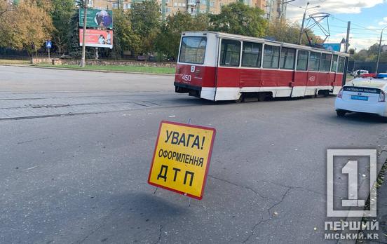 Трамвай заставил вспомнить ПДД: на перекрестке Свято-Николаевской и Украинской ДТП с легковушкой и рельсовым  ТС