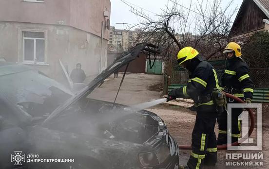 У Тернівському районі горів запаркований автомобіль