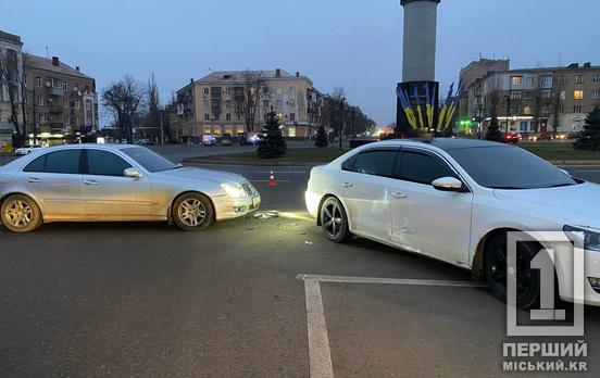 Не розминулися на кільці: на Володимира Великого зіштовхнулися Volkswagen та Mercedes
