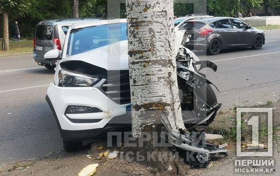 Наїхав на вибоїну та вилетів з дороги: у Кривому Розі на перехресті сталася аварія з Hyundai