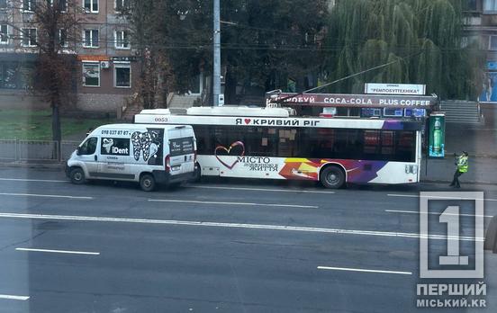 Напротив «Первого Городского» столкнулись микроавтобус и троллейбус