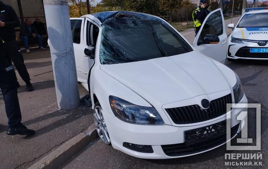 Не впоралася з керуванням: у Кривому Розі водійка врізалася в стовп і потрапила до лікарні