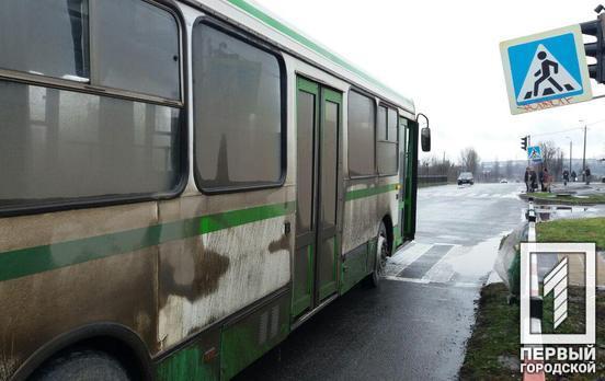 В Кривом Роге возле «тысячки» автобус сбил женщину, потребовалась госпитализация