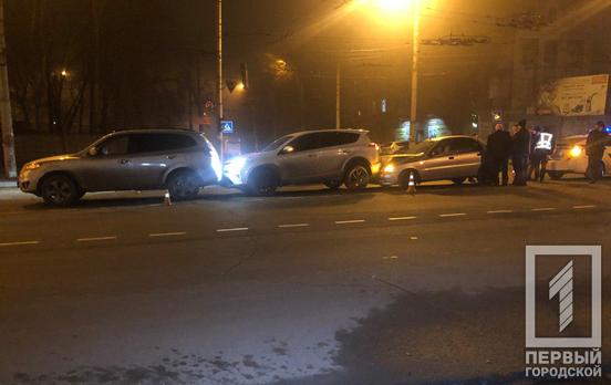 На Днепровском шоссе в Кривом Роге столкнулись три авто, пострадала девушка