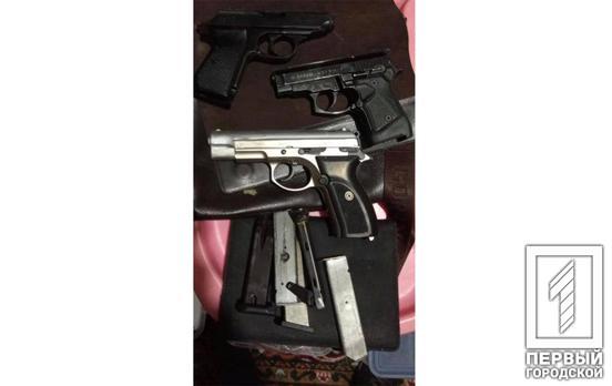 Полицейские Кривого Рога нашли три пистолета в квартире мужчины, которого подозревают в сбыте наркотиков
