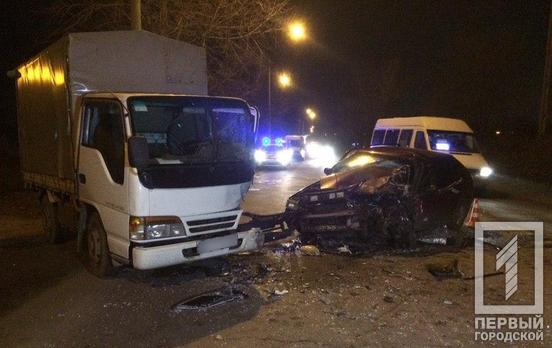 Тройная авария: в Кривом Роге столкнулись два грузовика и легковушка