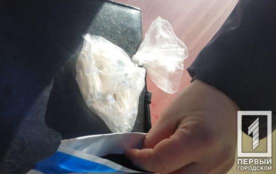62 трубочки с метамфетамином: полицейские Кривого Рога задержали мужчину с наркотиками