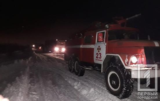 Недалеко от Кривого Рога спасатели вытащили грузовик из снежного плена
