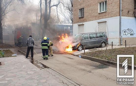 В Кривом Роге горел минивэн Volkswagen, обошлось без жертв