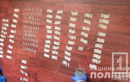 Наркотиков на 250 тысяч: полицейские Кривого Рога изъяли у местного жителя почти 1000 «трубочек»
