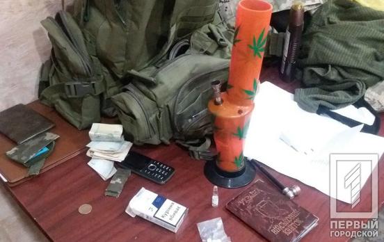 В Кривом Роге у военнослужащего в «самоволке» изъяли аппарат для курения марихуаны и неизвестные таблетки