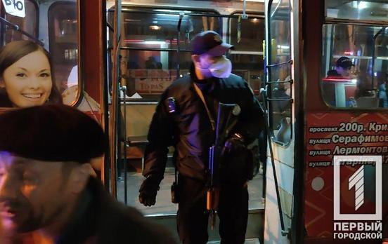 Вооружённые полицейские в Кривом Роге контролировали количество пассажиров в общественном транспорте, – фотофакт