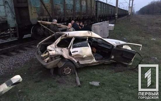 Под Кривым Рогом машина на железнодорожном переезде попала под поезд