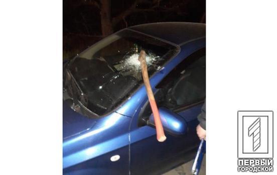 В Кривом Роге пьяный мужчина разбил топором лобовое стекло машины такси