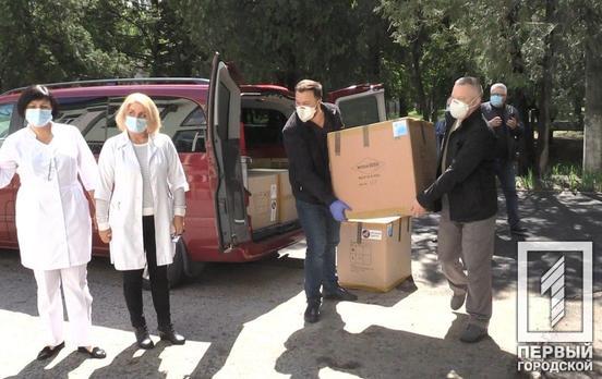 Врачам инфекционной больницы Кривого Рога передали партию защитных костюмов и очков
