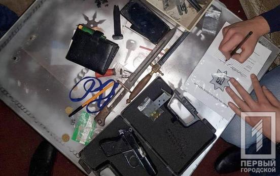 Марихуана, прекурсоры, два ствола: полиция Кривого Рога изъяла у горожанина запрещённые предметы