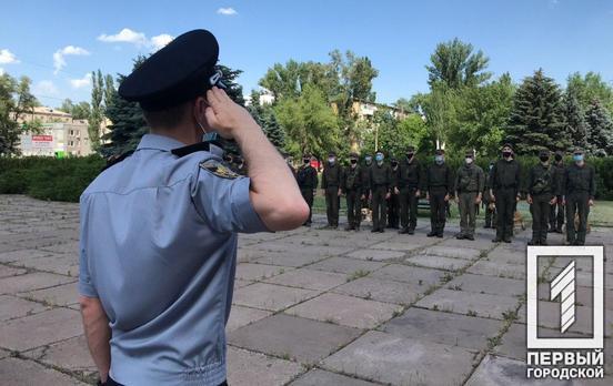 В Кривом Роге провели торжественное построение полицейских перед усиленным патрулированием