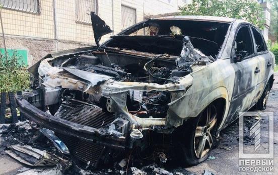 Ночью в Кривом Роге сгорел легковой Opel, повредив стоящую рядом машину