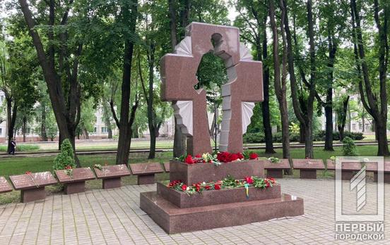 В Кривом Роге возложили цветы к памятнику воинам АТО