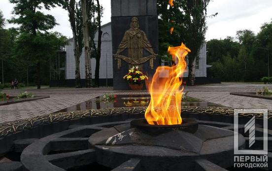 В Кривом Роге по случаю Дня памяти жертв войны возложили цветы к мемориалу Вечной Славы