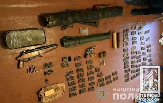 Полицейские Кривого Рога изъяли у местного жителя гранатомёты, винтовку, револьвер и более 800 патронов