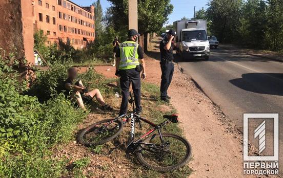 В Кривом Роге патрульные оказали доврачебную помощь велосипедисту, который упал и травмировал голову