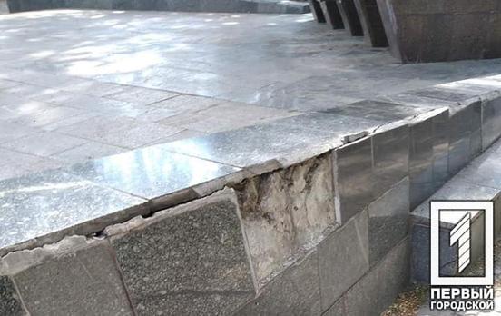 В одном из парков Кривого Рога разрушили плитку на братской могиле