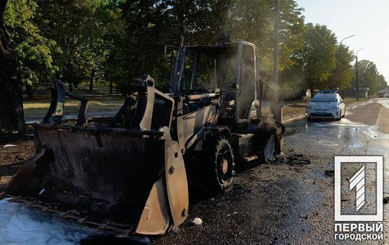 В Кривом Роге на оживлённой дороге сгорел трактор Komatsu