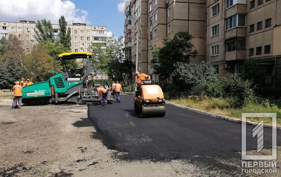В Терновском районе Кривого Рога ремонтируют тротуары и дворовые дороги