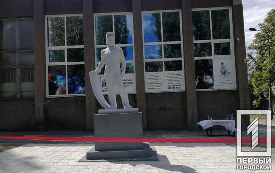 В Кривом Роге появился памятник рабочему-сварщику