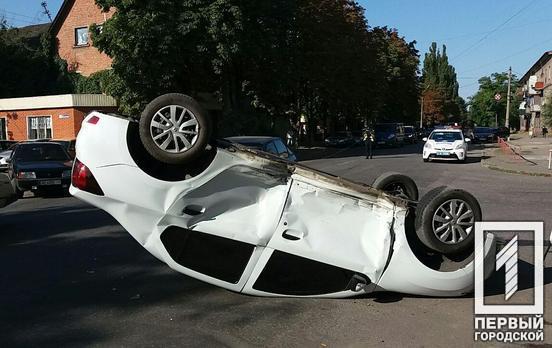 Машина перевернулась на крышу: в Кривом Роге произошла авария