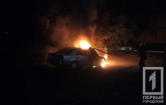 В Кривом Роге ночью сгорел легковой Mercedes