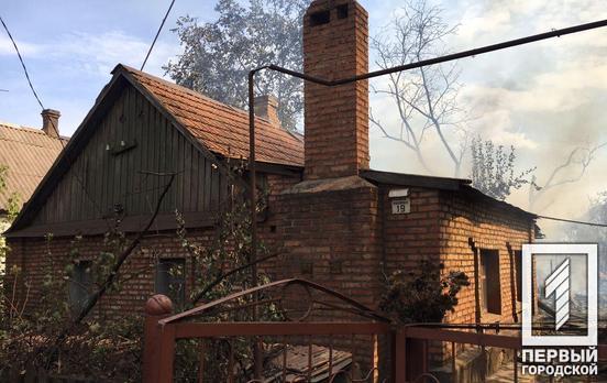 Горят усадьбы: в Кривом Роге огонь охватил около десятка частных домов