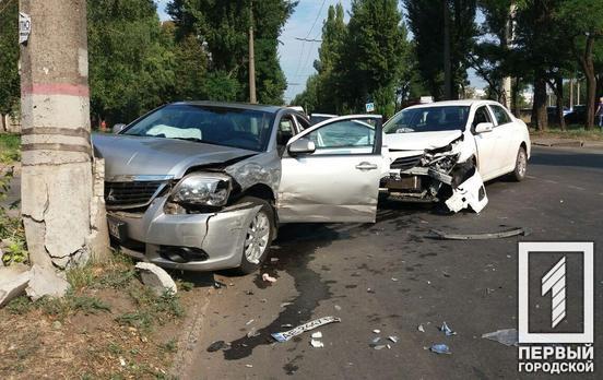 В Кривом Роге в результате аварии Mitsubishi врезался в столб