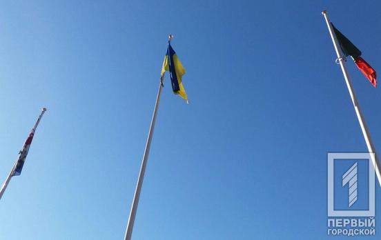 Возле здания мэрии в Кривом Роге торжественно подняли флаг Украины