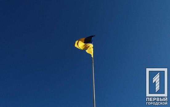 В Кривом Роге подняли государственный флаг возле памятника Тарасу Шевченко